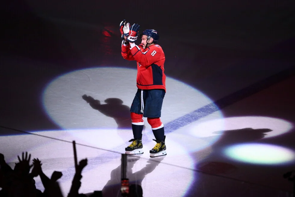 La estrella de la NHL Alex Ovechkin dice que está "por la paz y el amor" tras un anuncio para el partido de Putin.