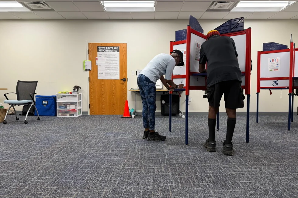 La votación anticipada empieza en las elecciones de medio término en EE. UU. El control del Congreso puede cambiar.