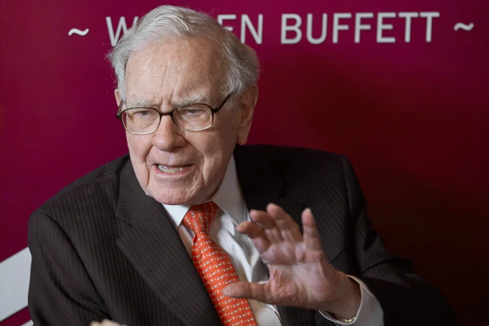 Warren Buffett deja el título de presidente en Berkshire Hathaway