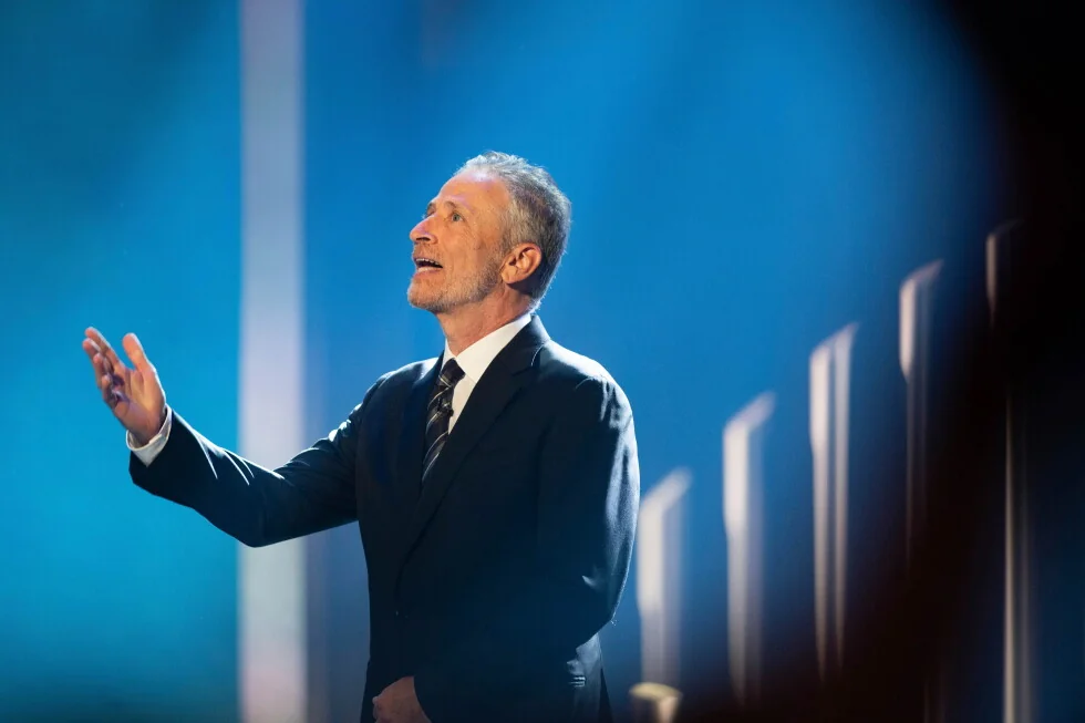 Jon Stewart ayuda a los socorristas