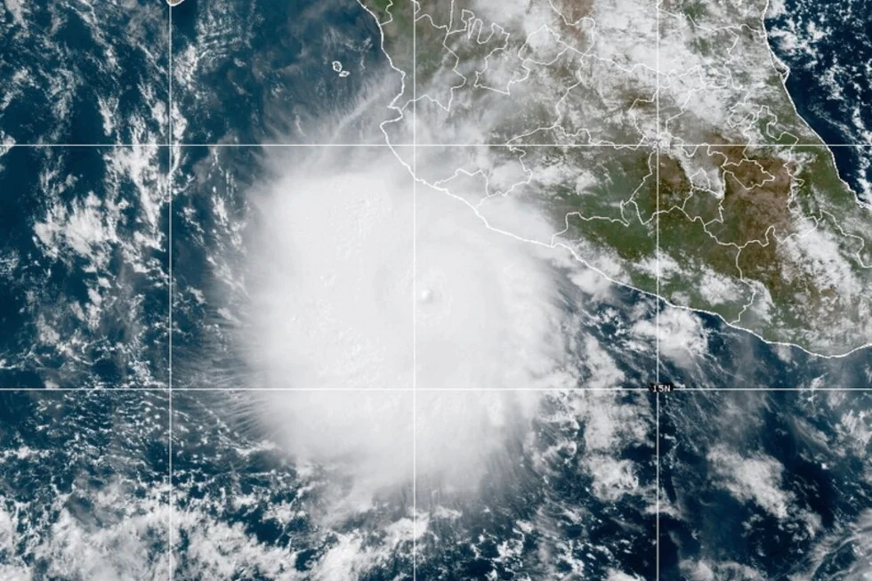 El gran huracán Polo trae lluvia a México. Nolo va a Hawái.