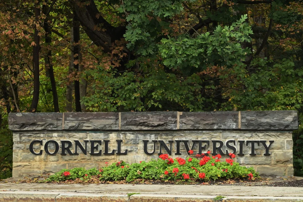 La gobernadora de Nueva York, Hochul, quiere una investigación sobre cómo Cornell manejó una acusación de violación en grupo en 2024.