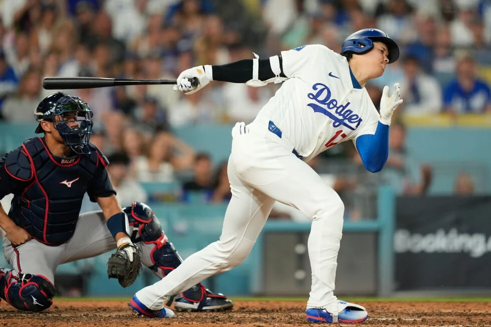 Roberts pone a Ohtani en el número 5 en la alineación de los Dodgers para el Juego 3 contra los Bravos.