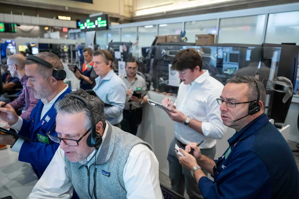 Las acciones de EE. UU. siguen altas en un comercio mixto en Wall Street.