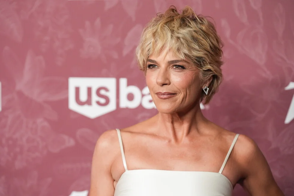 La policía baja a la actriz Selma Blair de un avión.