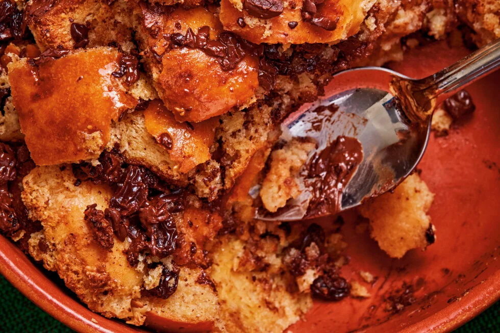 La receta de pudín de pan de Bryan Ford convierte pan viejo en un postre de ron.