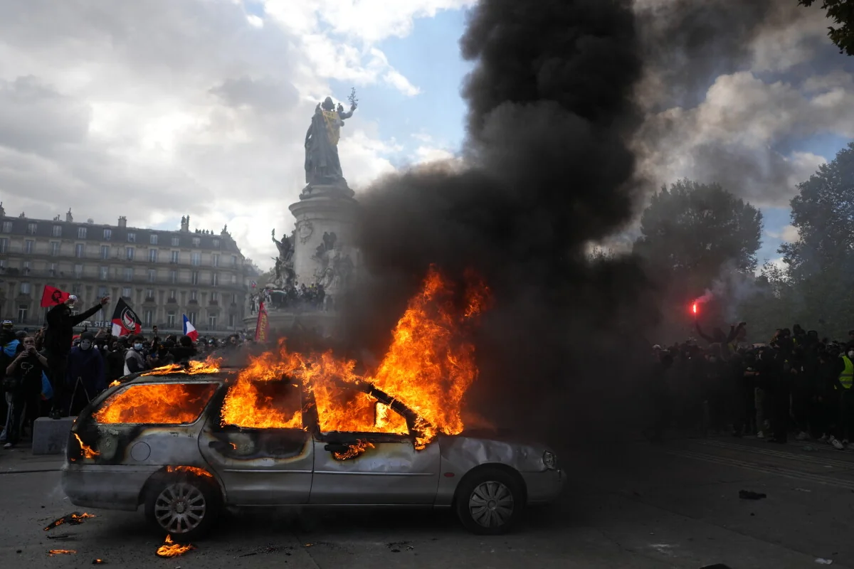 La policía de París ordena toque de queda en 2 zonas para parar más problemas.