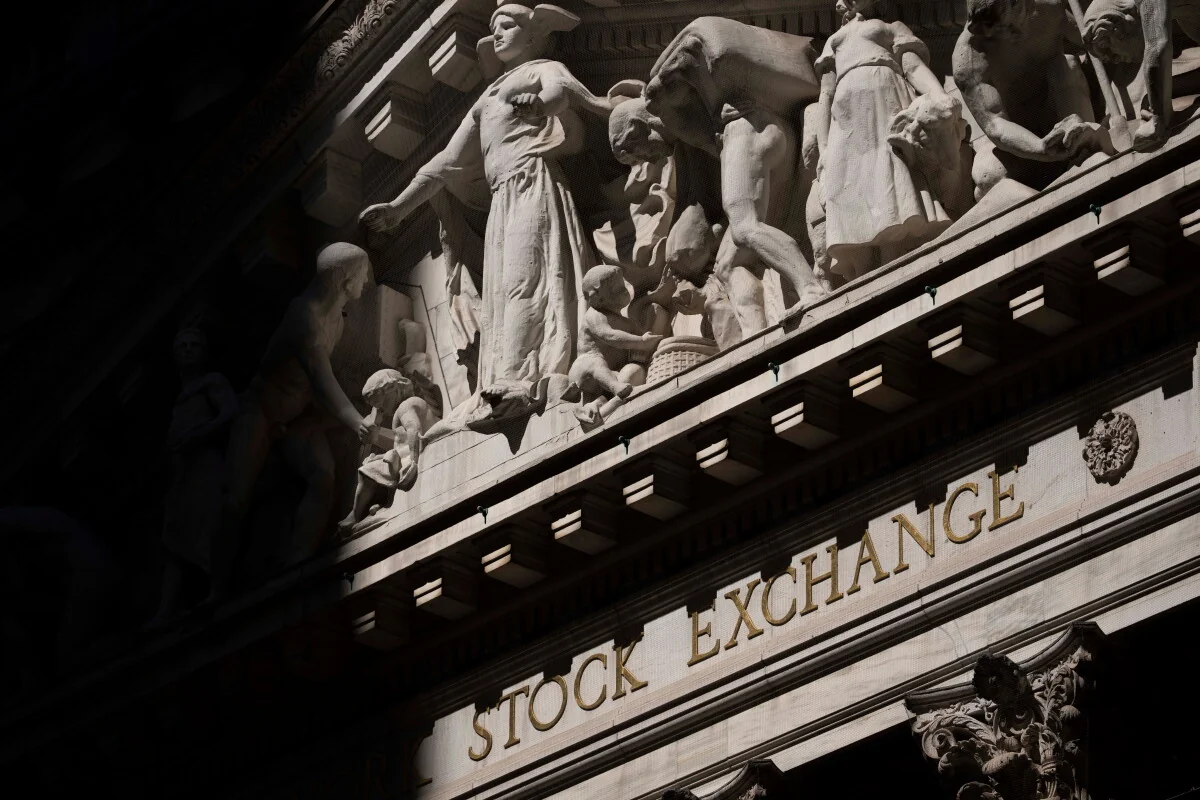 Las acciones de IA suben en Wall Street mientras los mercados europeos bajan tras las protestas.