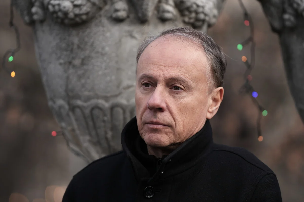 Un grupo dice que el teléfono del rector serbio tenía spyware durante las protestas estudiantiles.