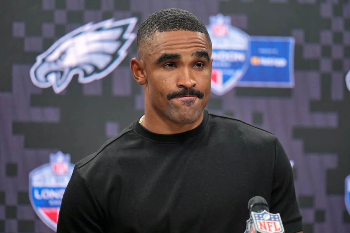 El QB de los Eagles, Jalen Hurts, se pierde el resto de la temporada por coágulos de sangre, dice una fuente de AP