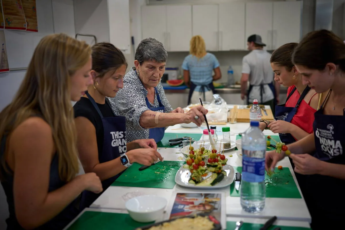 Las 'abuelas' de Barcelona comparten su sabiduría de cocina. Y se alimentan ellas mismas.