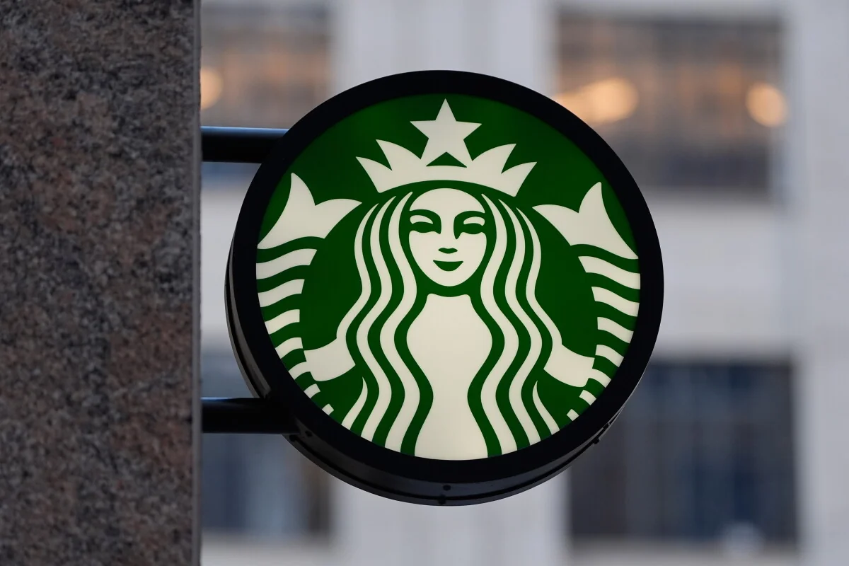 Starbucks dice que las ventas en EE. UU. siguen bien pero el dinero baja