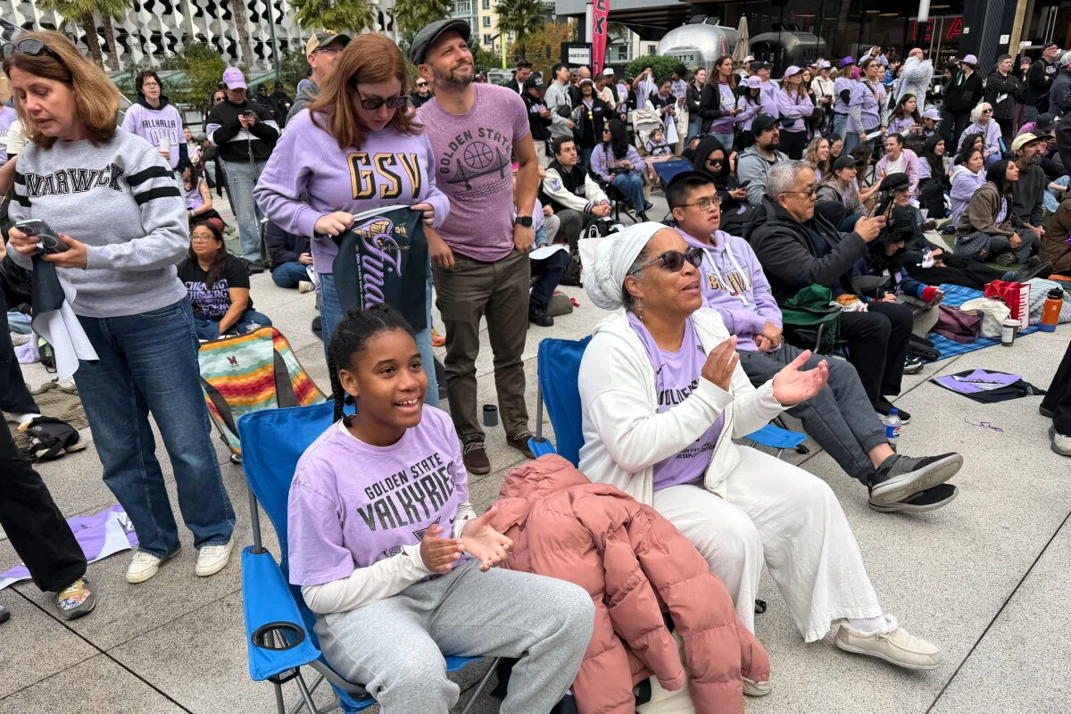 Las niñas faltan a la escuela con sus padres para ver a las Valkyries en las Finales de la WNBA.